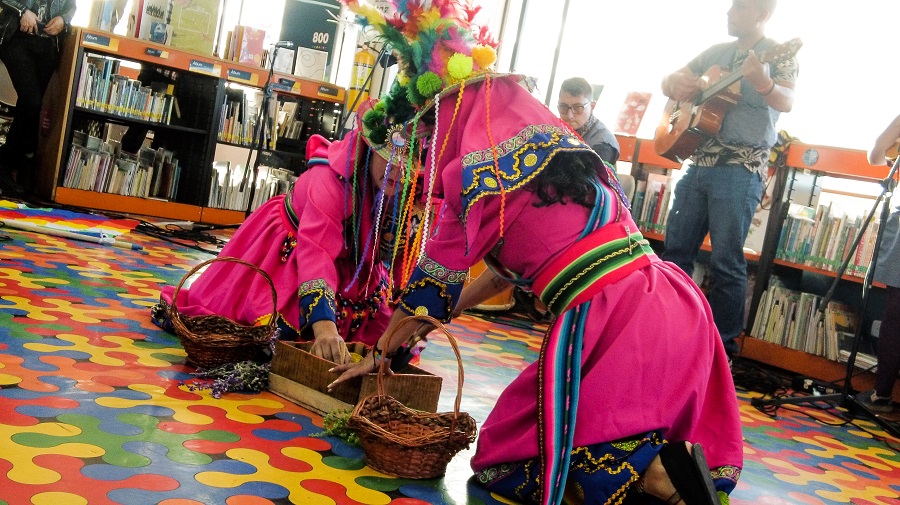 Ritual ancestral de preparación de infusiones con técnicas tradicionales colombianas
